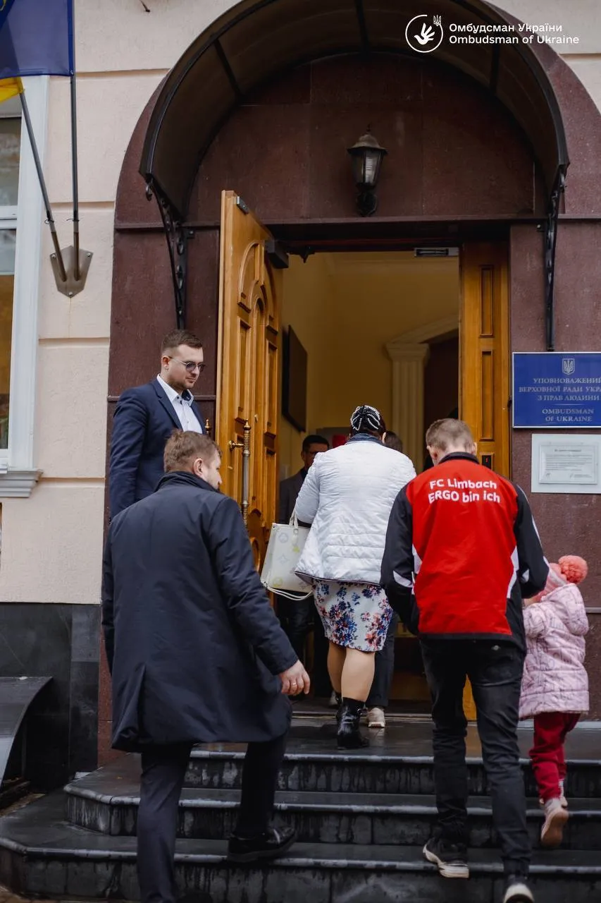 Еще четырех похищенных Россией детей удалось вернуть домой. Фото и видео встречи