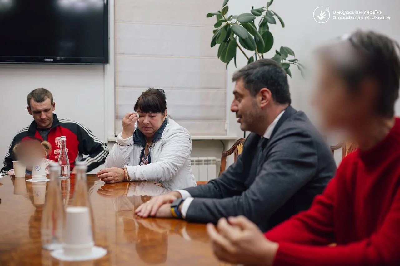 Еще четырех похищенных Россией детей удалось вернуть домой. Фото и видео встречи