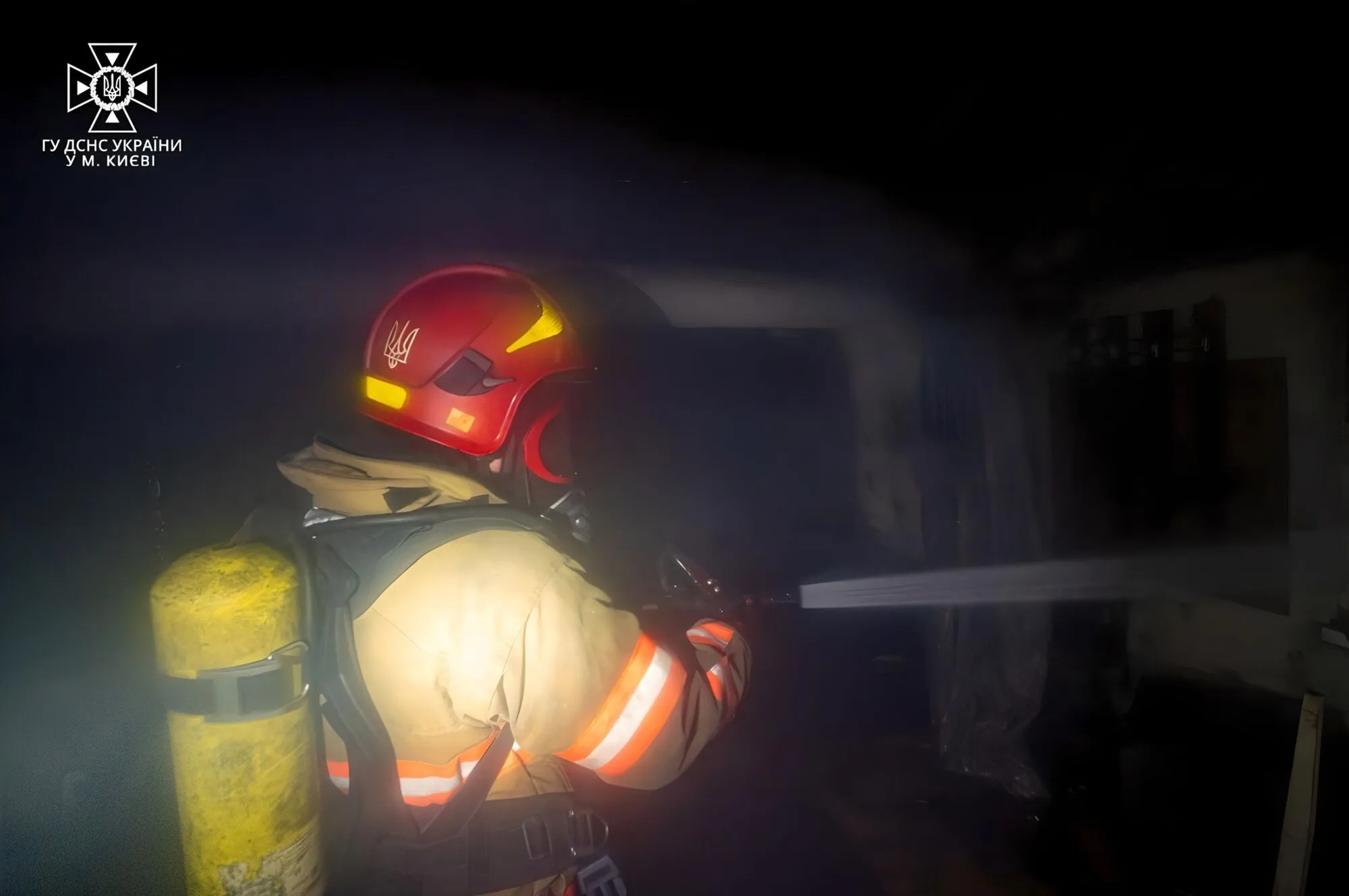 В Киеве бойцы ГСЧС во время тушения пожара в доме спасли мужчину. Фото