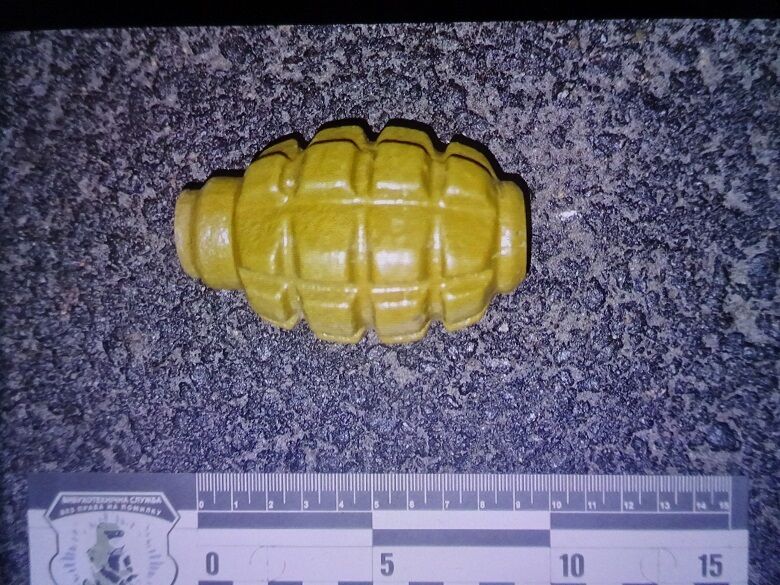 У Києві чоловік через сварку з дружиною погрожував підірвати себе гранатою. Фото dqxikeidqxitkant