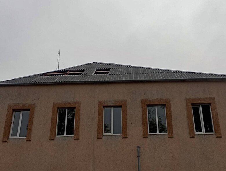 У Славуті Хмельницької області пошкоджені житлові будинки, навчальні заклади, адмінбудівля, крамниця й автомобілі (оновлено) 02 dqxikeidqxiqqeant