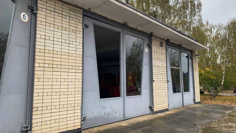 У Славуті Хмельницької області пошкоджені житлові будинки, навчальні заклади, адмінбудівля, крамниця й автомобілі (оновлено) 03