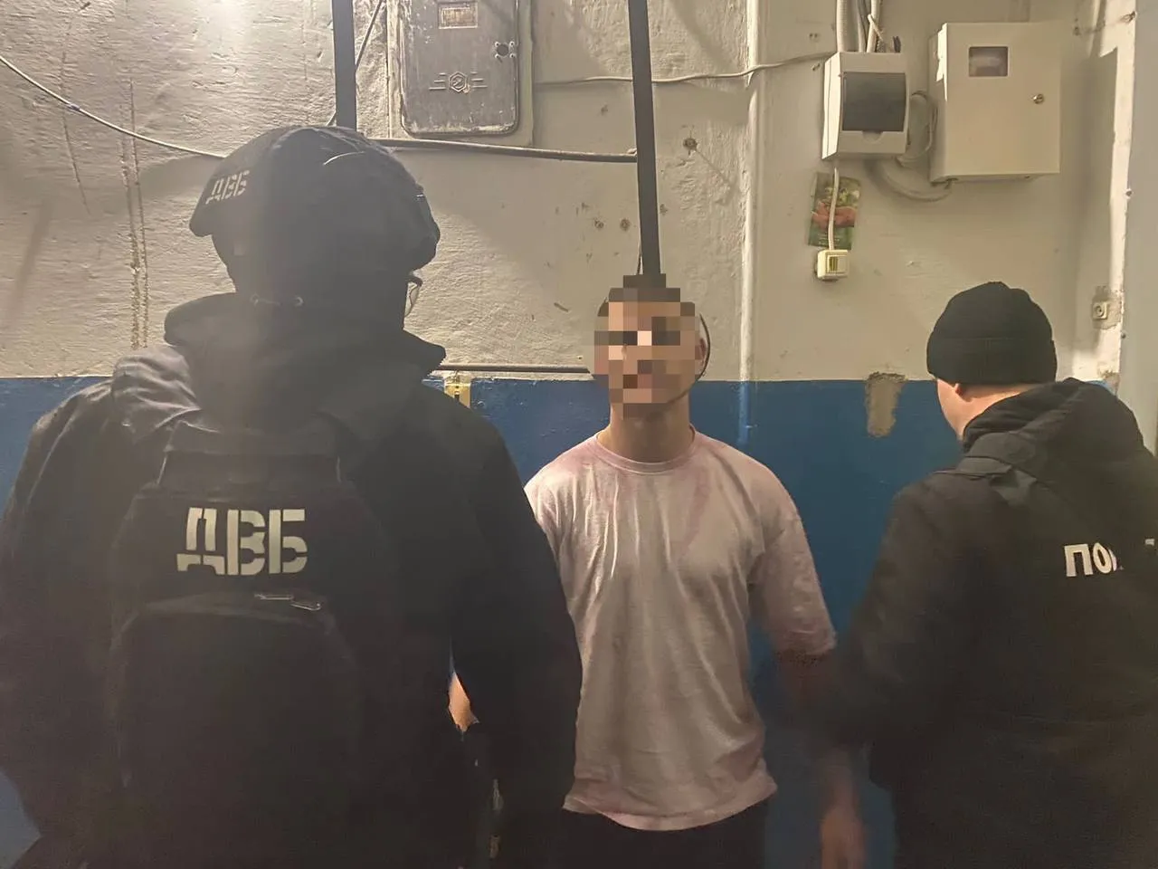 На Дніпропетровщині викрили нарколабораторію зі щомісячним обігом 1,5 млн грн: затримано сімох наркодилерів. Фото dqxikeidqxiqqeant