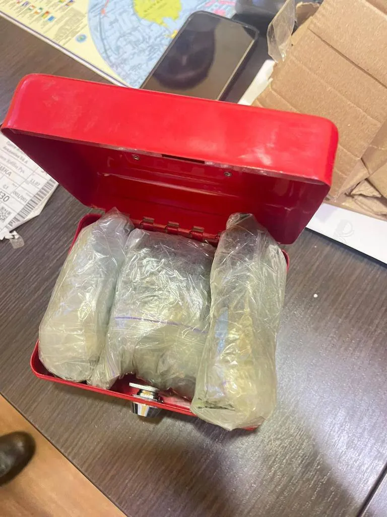 На Дніпропетровщині викрили нарколабораторію зі щомісячним обігом 1,5 млн грн: затримано сімох наркодилерів. Фото