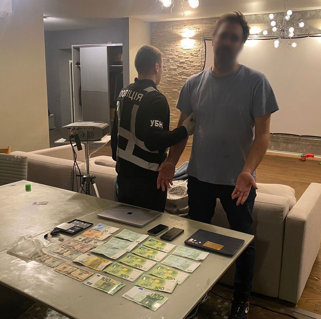 У Києві затримали громадянина Іспанії, який продавав кокаїн у столиці: посилки з