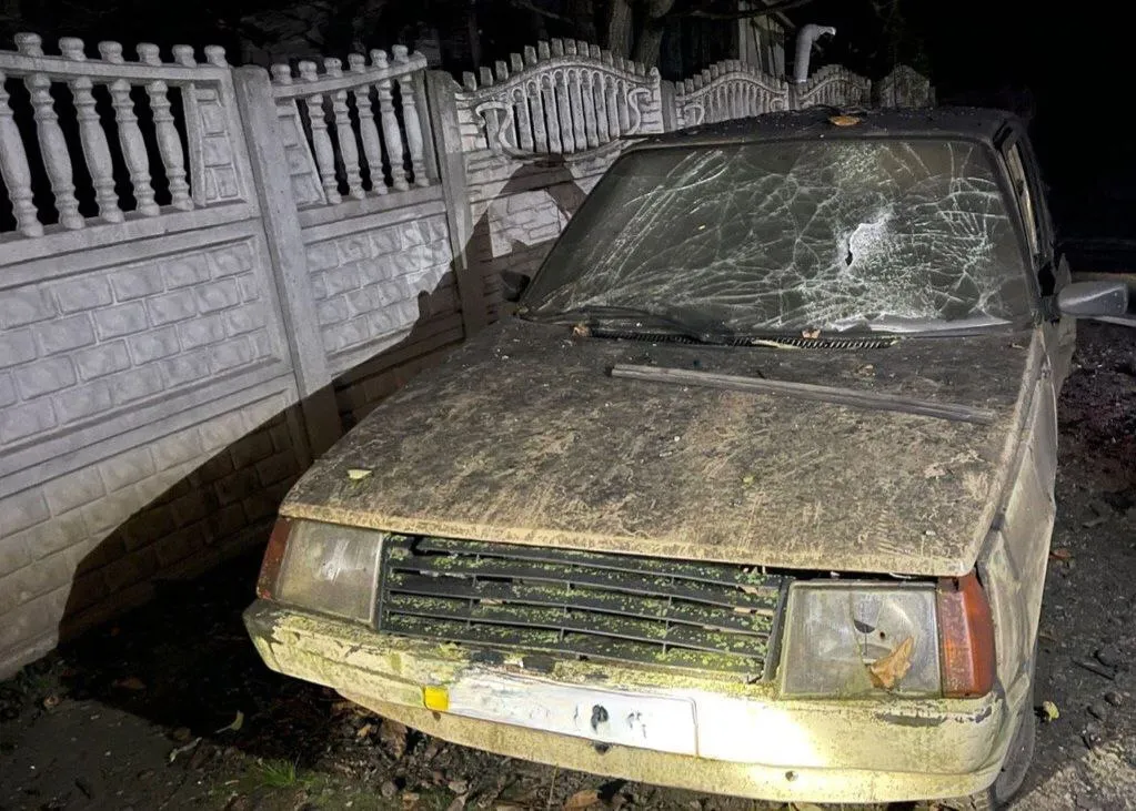 Над Днепропетровской ночью сбили две вражеские ракеты: обломки повредили дома и авто. Фото