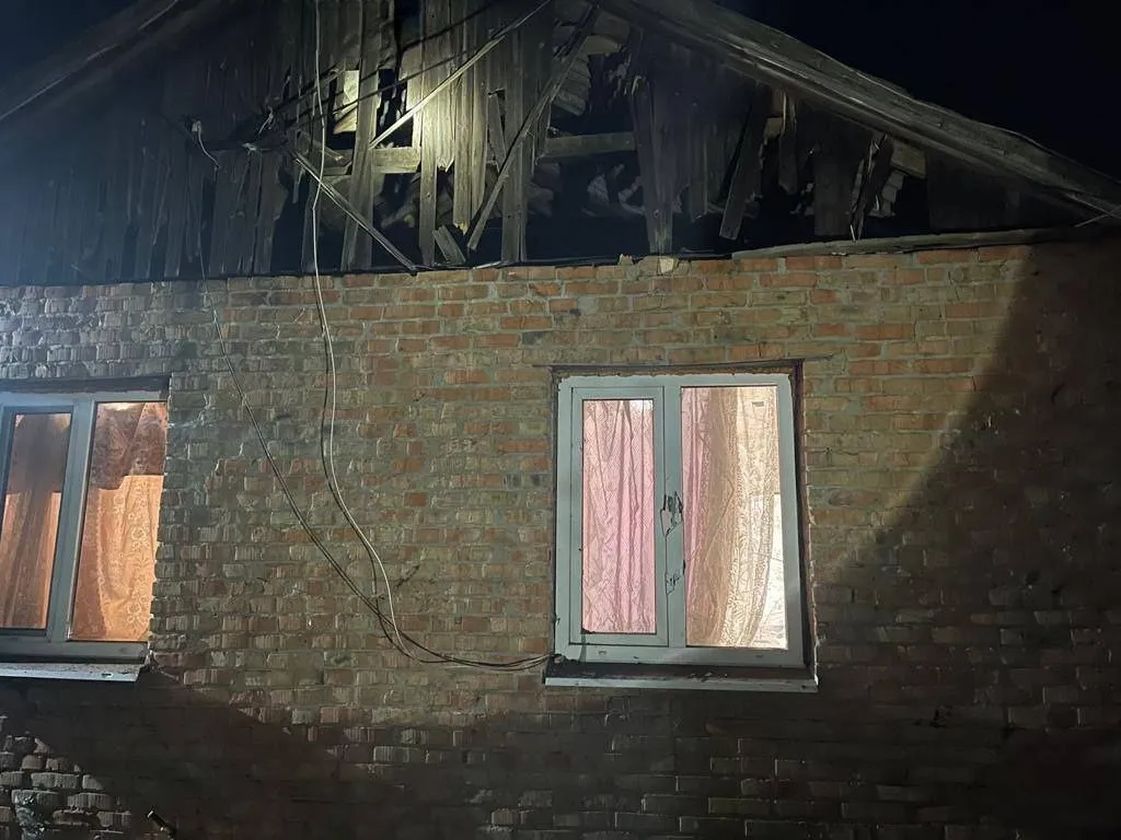 Над Днепропетровской ночью сбили две вражеские ракеты: обломки повредили дома и авто. Фото