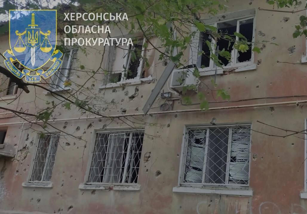 Россияне посреди дня ударили по центру Херсона: есть раненые