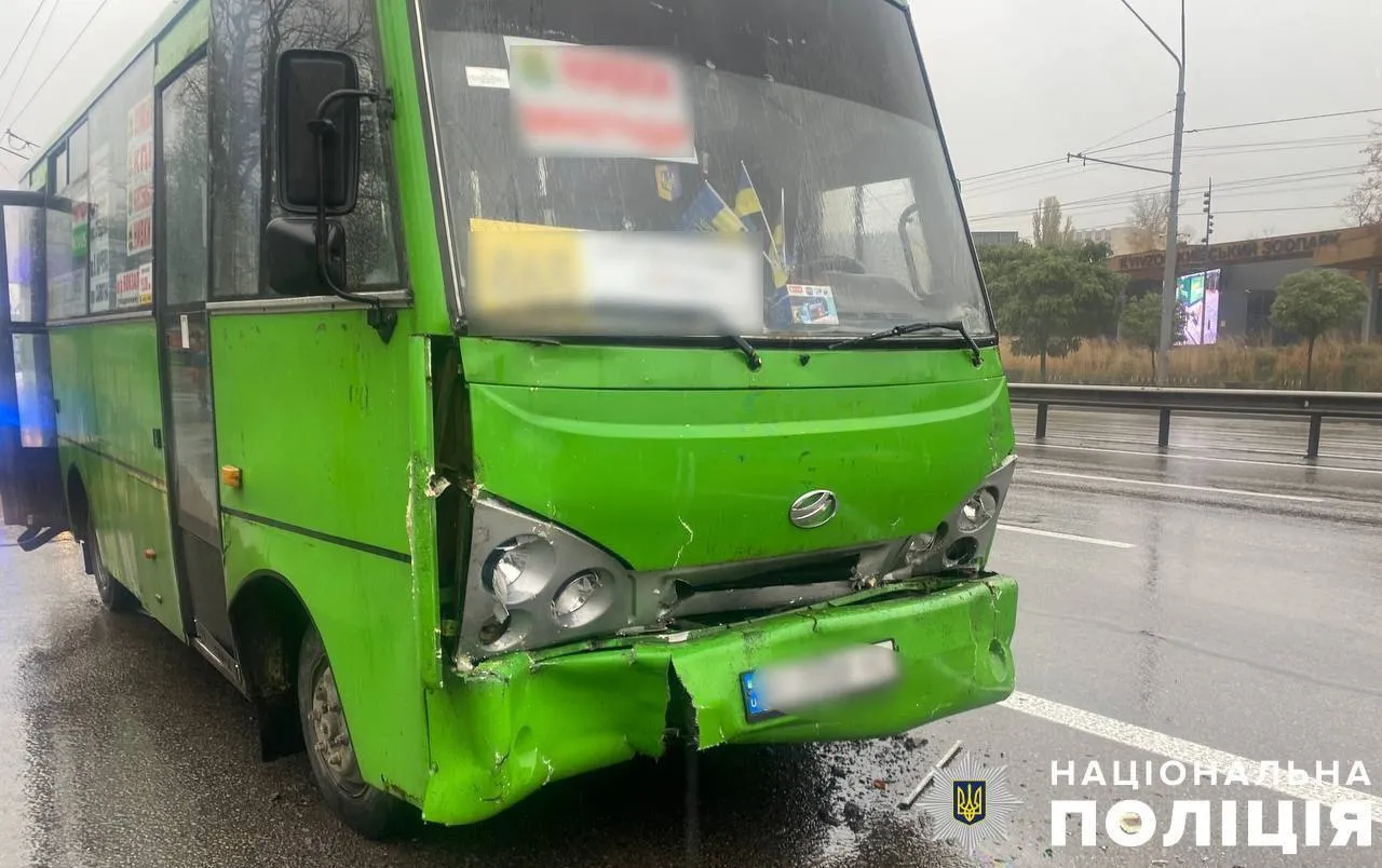 В Киеве на проспекте Берестейском столкнулись две маршрутки: пострадали семь человек. Фото dqxikeidqxitkant