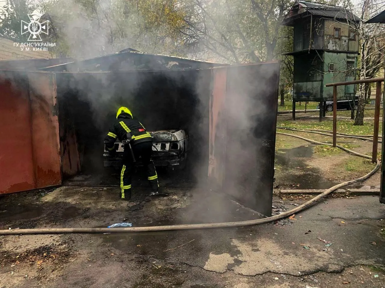 В Киеве на Дарнице в гараже загорелась легковушка: пострадала пенсионерка. Фото
