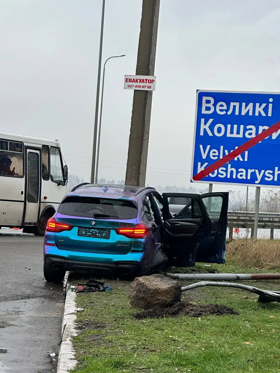 Відомий блогер потрапив у жорстку ДТП після того, як похизувався авто: пасажири ледь залишилися живі. Фото