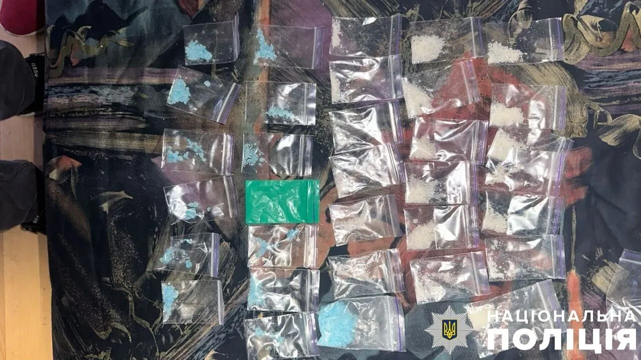 У Києві раніше судимі чоловік та його матір-пенсіонерка займались продажем психотропів. Фото