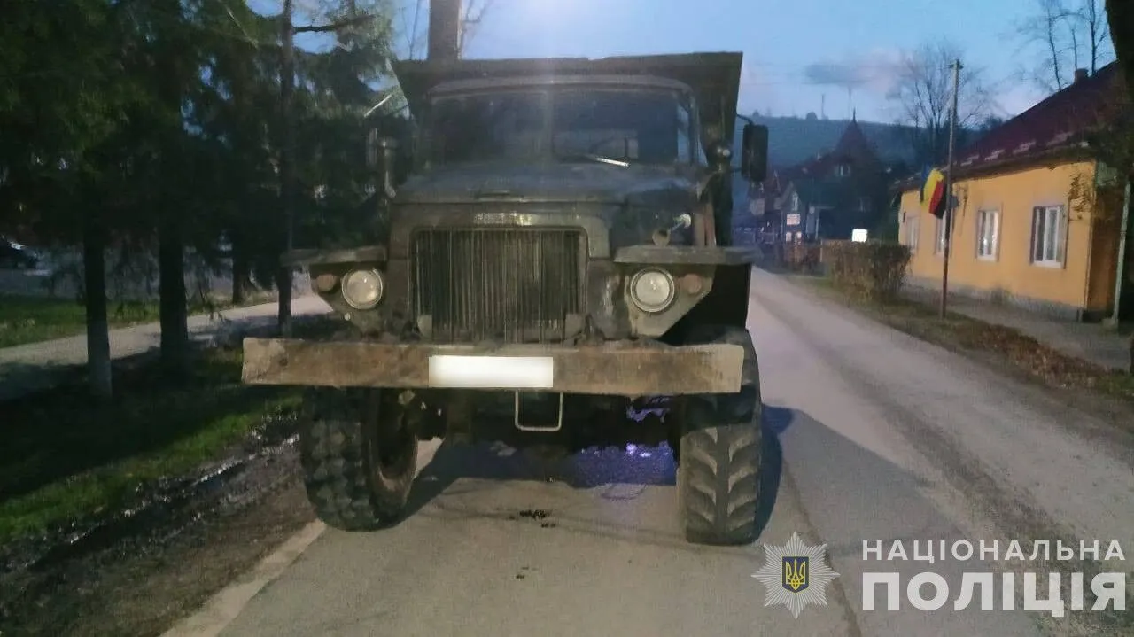 Нетвереза мати відволіклася: на Закарпатті півторарічна дівчинка потрапила під колеса вантажівки й загинула. Відео dqxikeidqxiqqeant