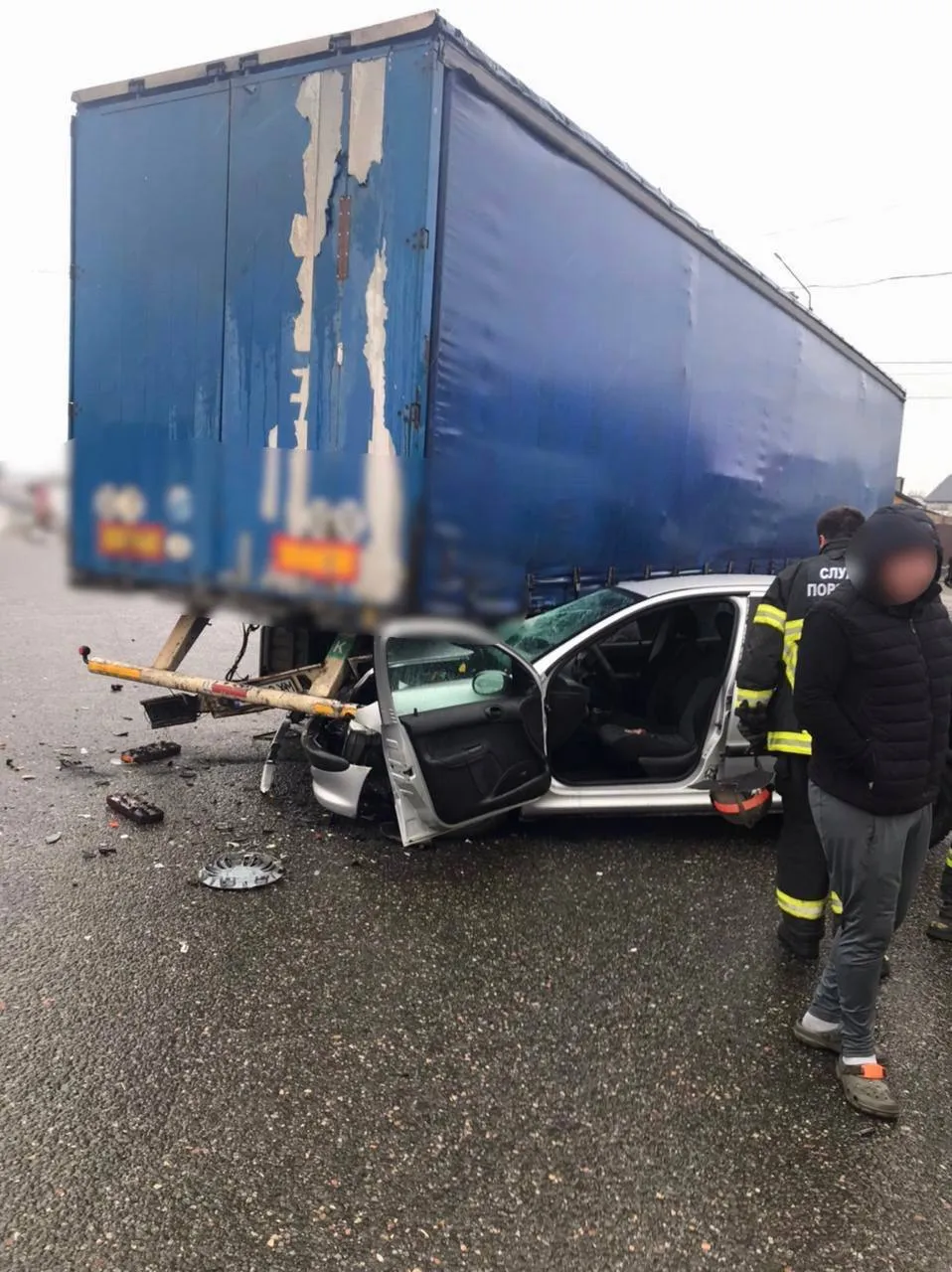 На Київщині легковик на швидкості влетів у вантажівку: є постраждалий. Фото