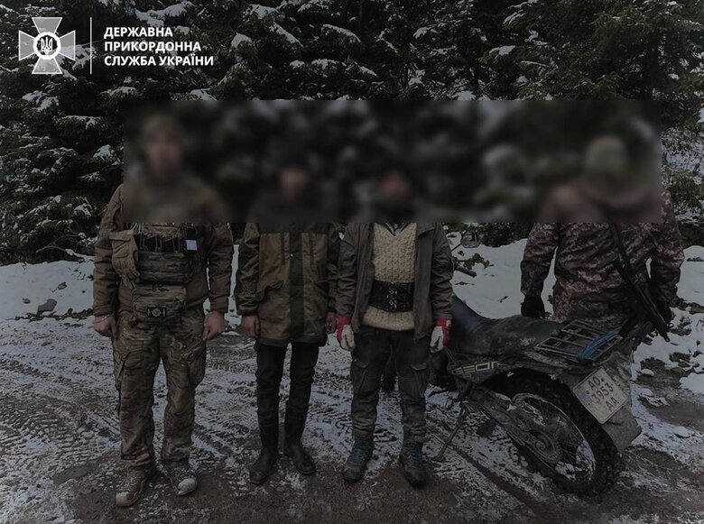 Прикордонники затримали 8 чоловіків, які намагалися перетнути кордон на Закарпатті 01 dqxikeidqxiqqeant