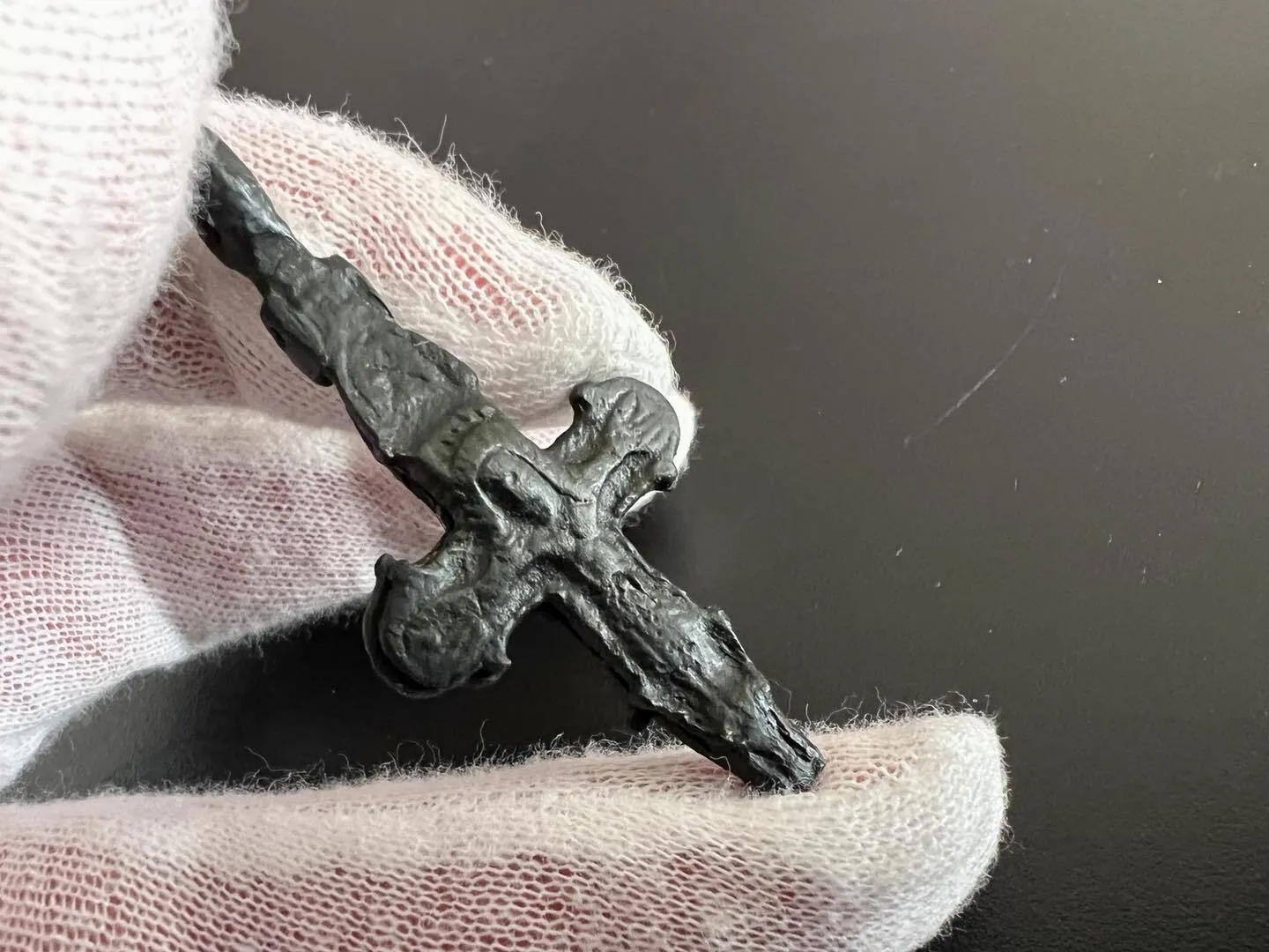 Из Украины пытались вывезти старинную икону и нательный крестик времен Киевской Руси. Фото