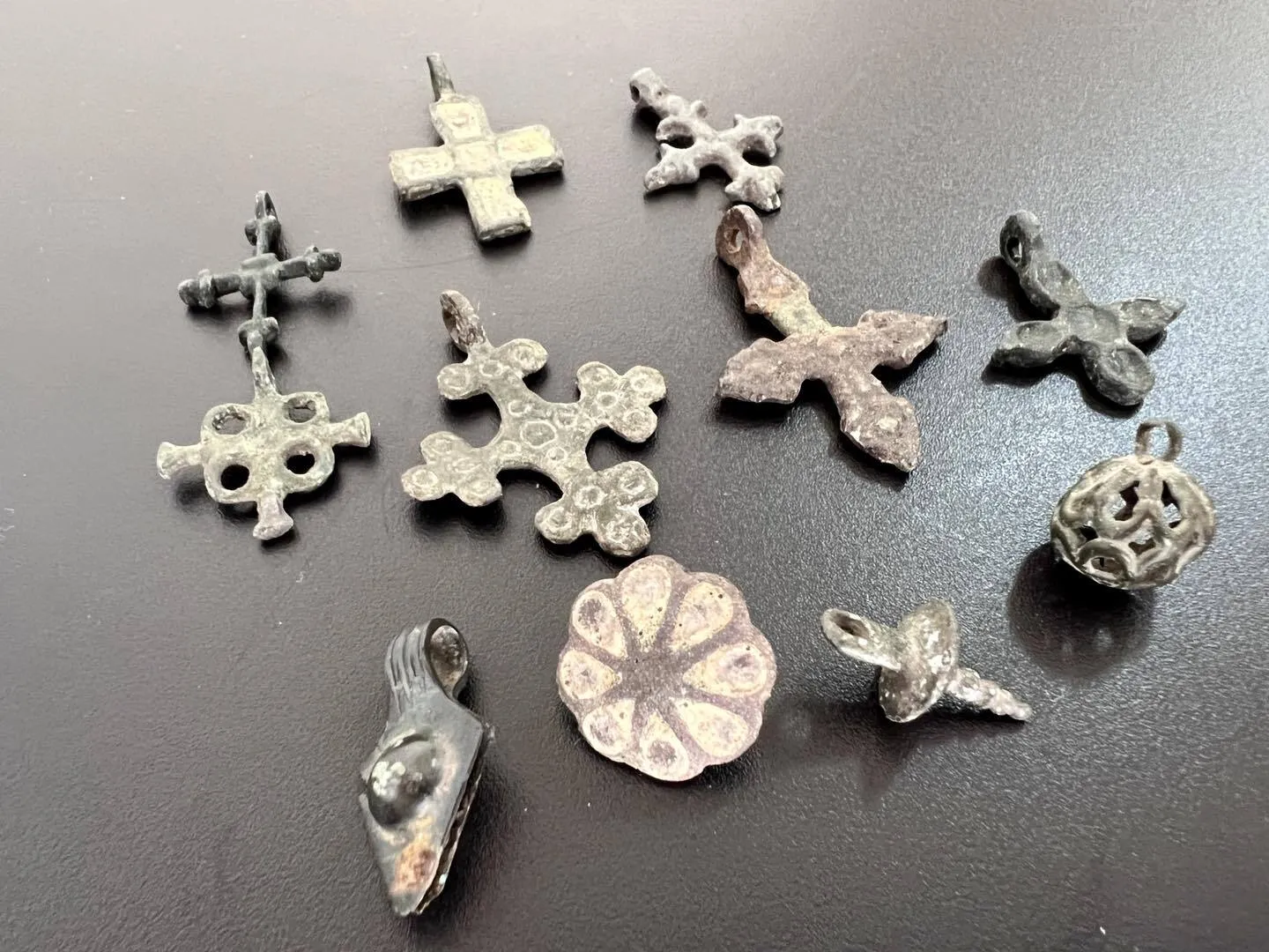 З України намагались вивезти старовинну ікону та натільний хрестик часів Київської Русі. Фото