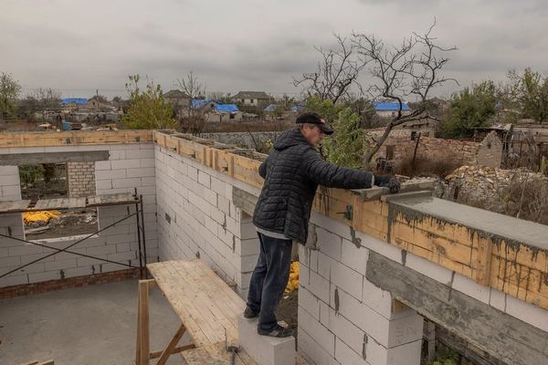 Місцевий житель Микола відновлює свій будинок у селі Посад-Покровське Херсонської області, 4 листопада 2023 року. Під час боїв за правобережну Херсонщину це селище опинилось під перехресним вогнем. Більшість будинків частково або повністю зруйновані. Фото: Roman Pilipey/AFP/Getty Images