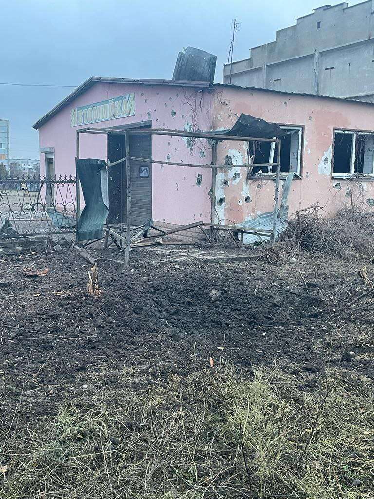 Оккупанты обстреливали Донбасс, повреждено промышленное здание и дома 02 Окупанти обстрілювали Донеччину, пошкоджено промислову будівлю та будинки 02