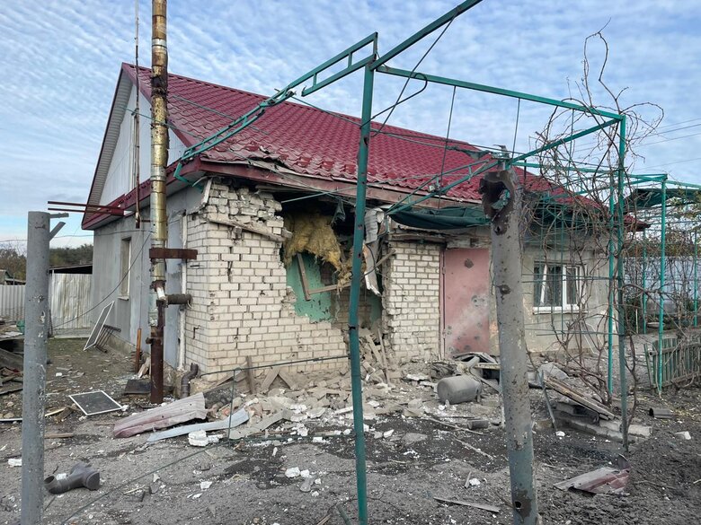 Наслідки ворожого обстрілу Херсона 03