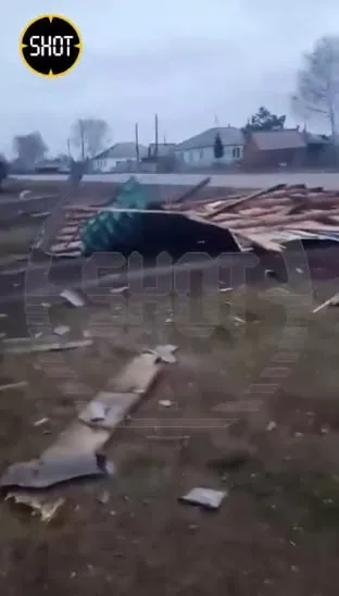 Кара небесна? У Росії прокотився потужний ураган: перевертав авто і зносив дахи. Фото та відео