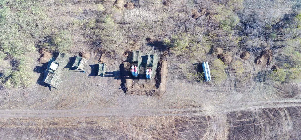 Окупанти облаштували позицію-приманку з макетами військової техніки. Фото dqxikeidqxiqqeant