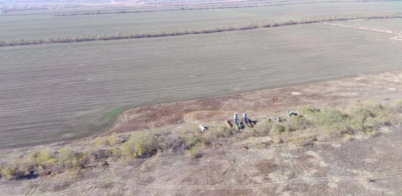 Окупанти облаштували позицію-приманку з макетами військової техніки. Фото