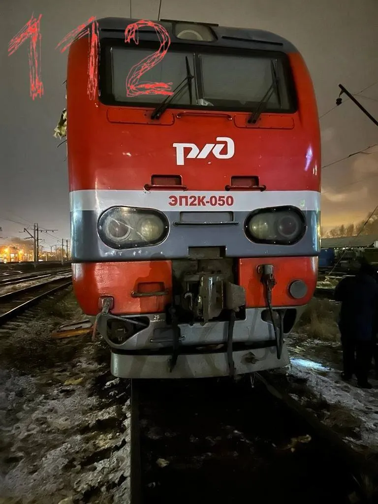 У російській Тюмені невідомі підпалили електровоз прямо у депо: фото та відео dqxikeidqxiqqeant