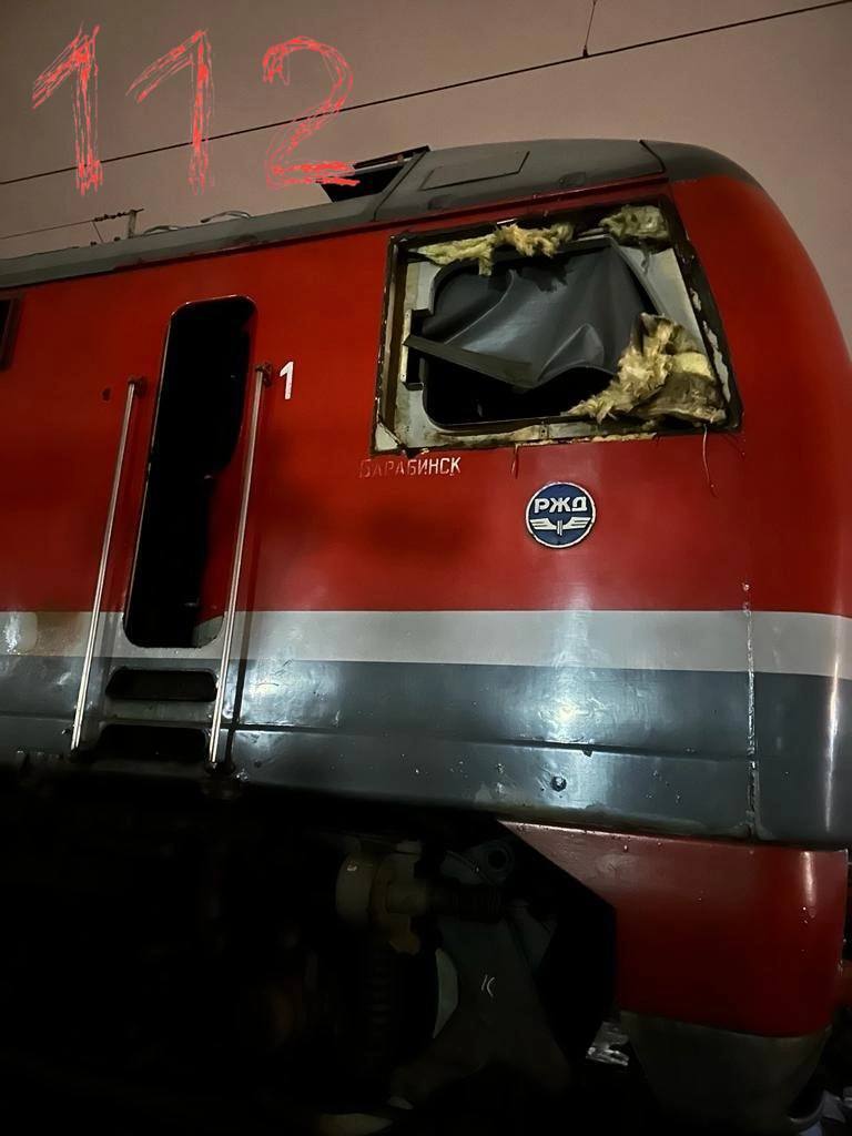 У російській Тюмені невідомі підпалили електровоз прямо у депо: фото та відео