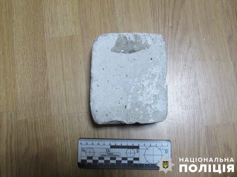 У Києві рецидивіст цеглиною розбив вікно та скло дверей адмінбудівлі й поранив охоронця. Фото dqxikeidqxiqqeant