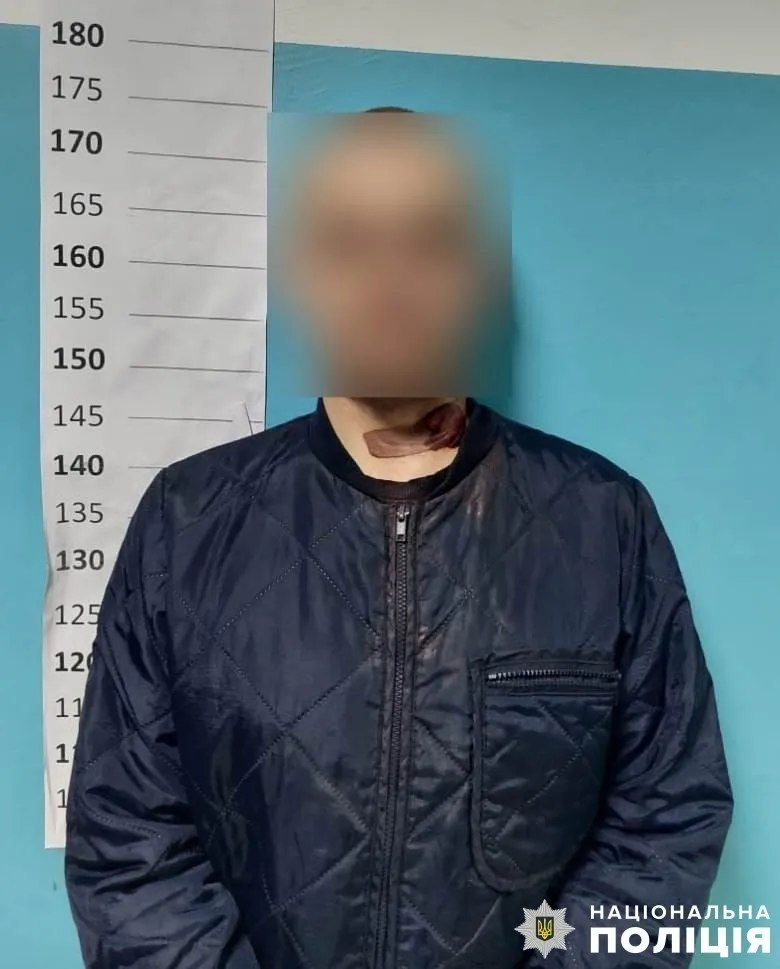 У Києві рецидивіст цеглиною розбив вікно та скло дверей адмінбудівлі й поранив охоронця. Фото