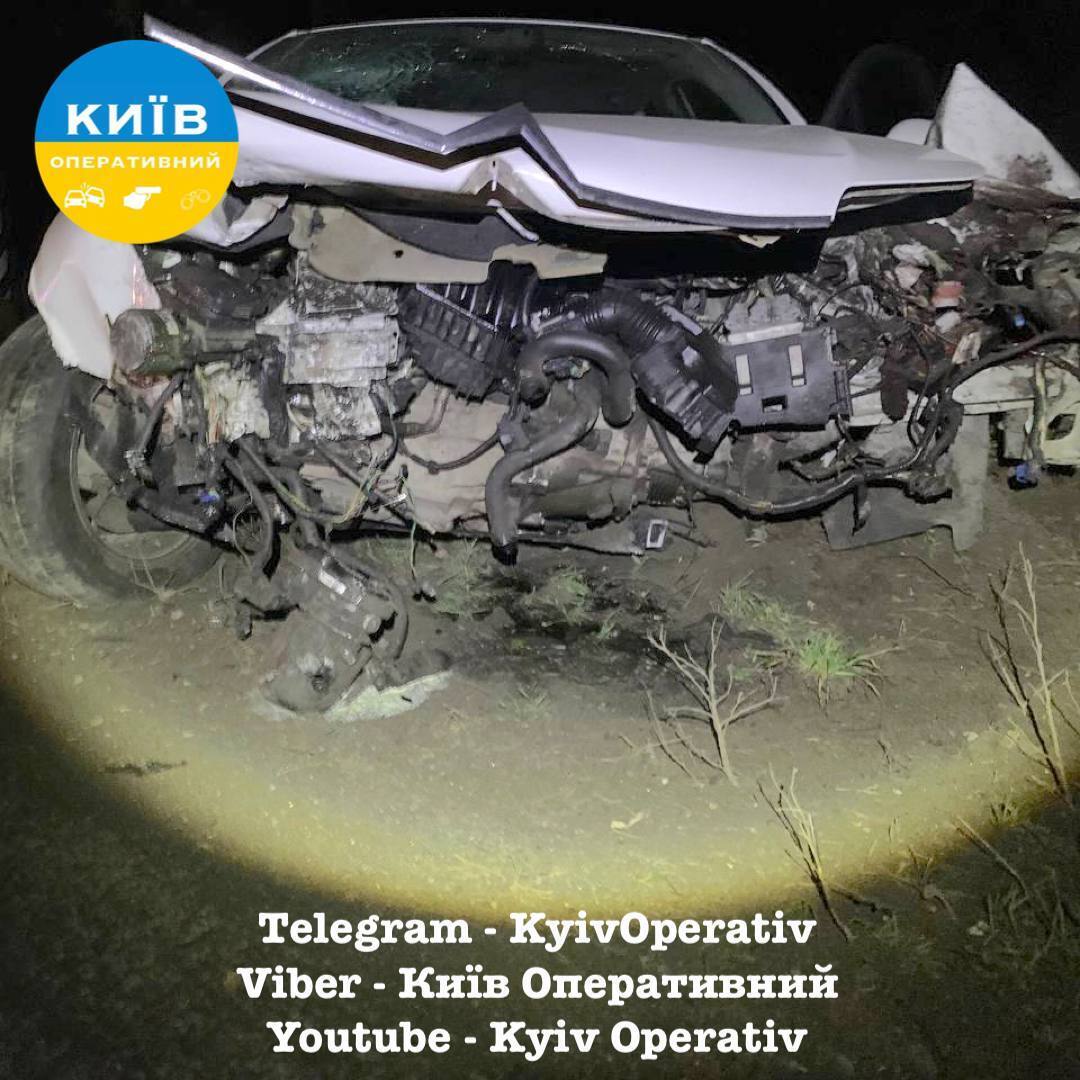 Под Киевом произошло лобовое столкновение двух легковушек: виновник ушел с места ДТП. Фото