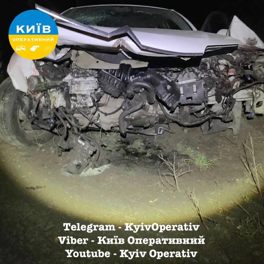 Під Києвом сталось лобове зіткнення двох легковиків: винуватець пішов з місця ДТП. Фото