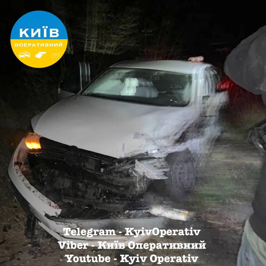Під Києвом сталось лобове зіткнення двох легковиків: винуватець пішов з місця ДТП. Фото