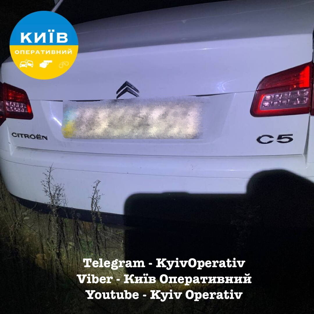 Під Києвом сталось лобове зіткнення двох легковиків: винуватець пішов з місця ДТП. Фото