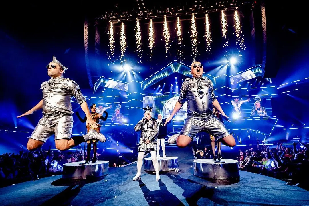 Тисячі людей кричали