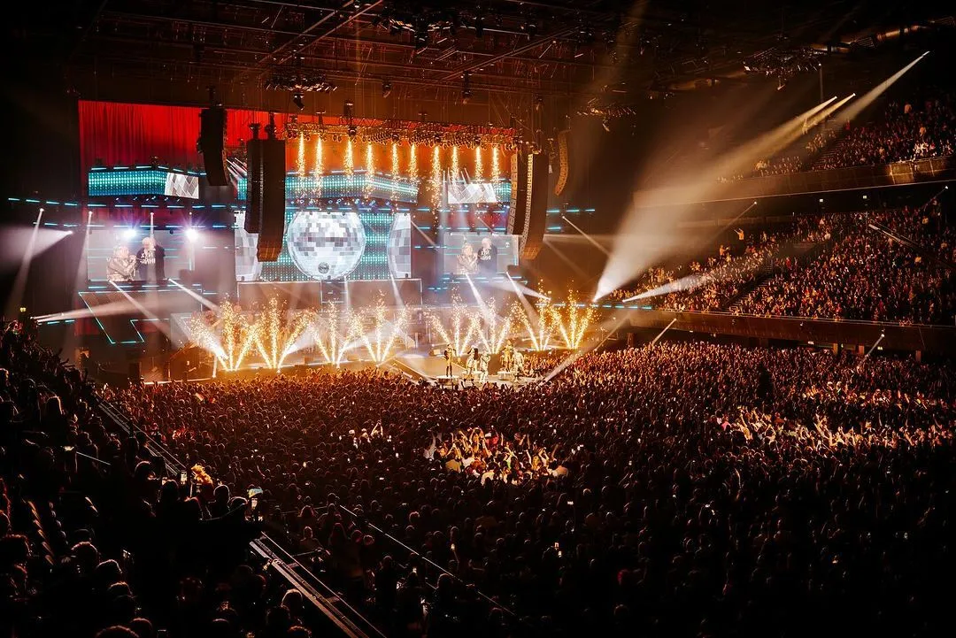 Тисячі людей кричали