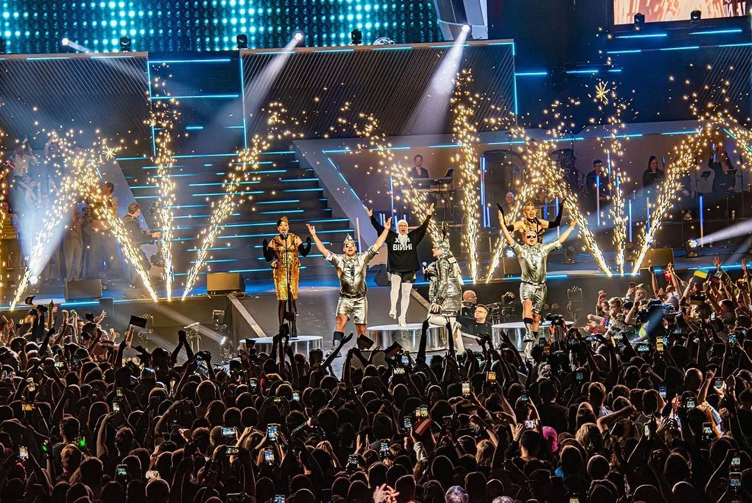 Тисячі людей кричали