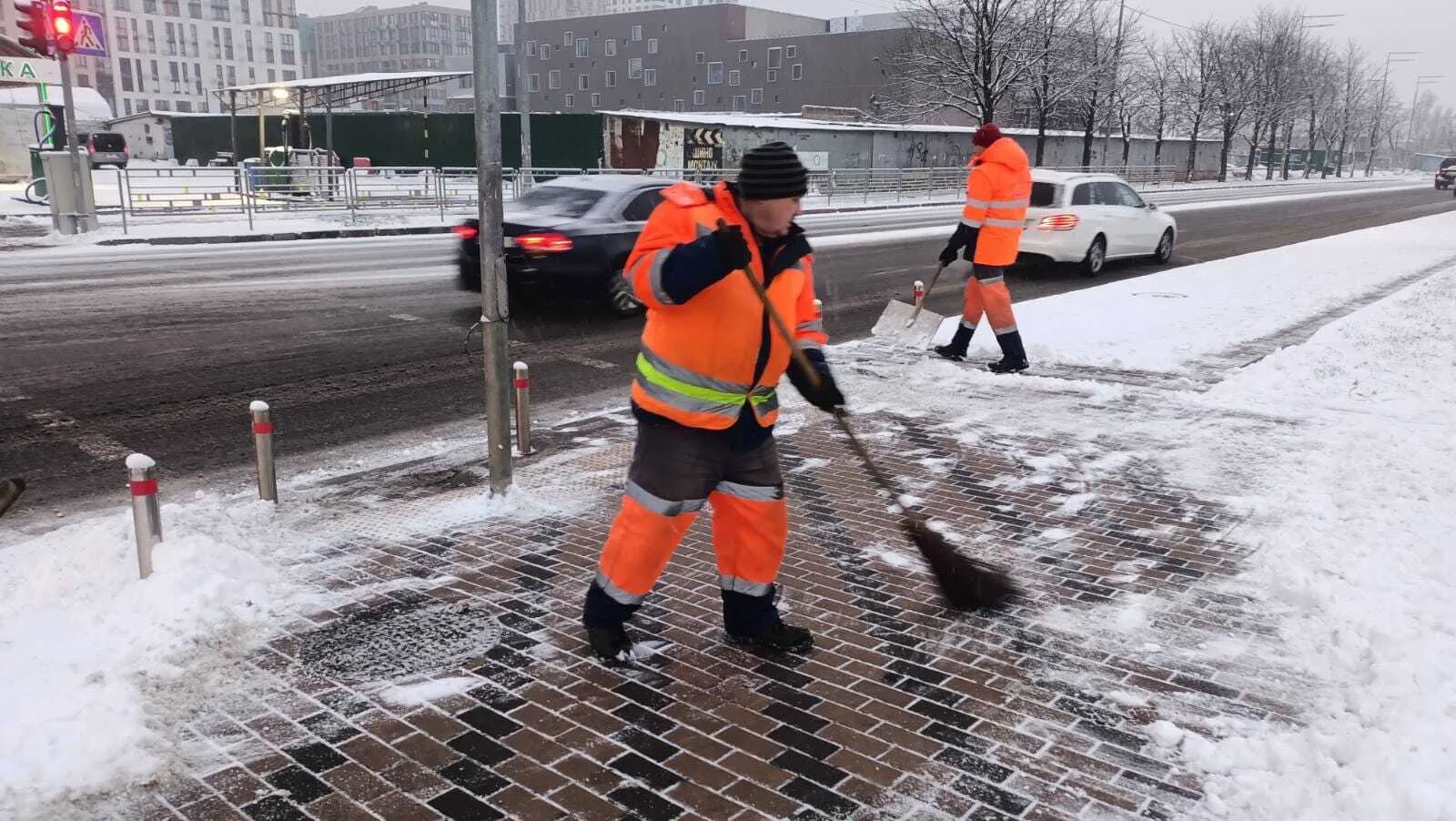 В Киеве снегопад спровоцировал большие пробки и ДТП: дороги чистят более 450 единиц техники. Фото и видео