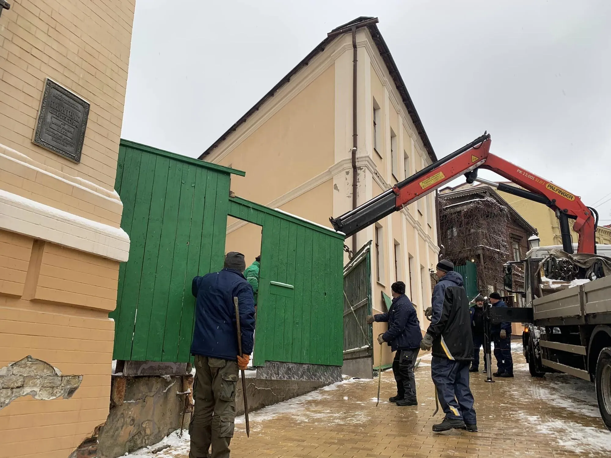 У Києві прибрали незаконний паркан біля Замку Річарда. Фото dqxikeidqxiqqeant