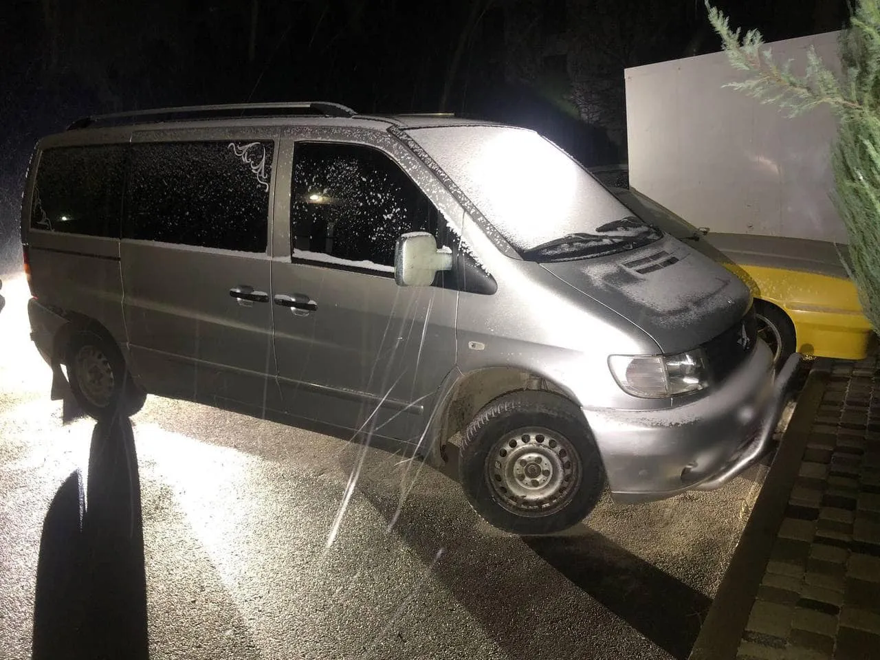 Под Киевом пьяный водитель Mercedes сбил пешехода: убегая с места ДТП, он протаранил легковушку. Фото