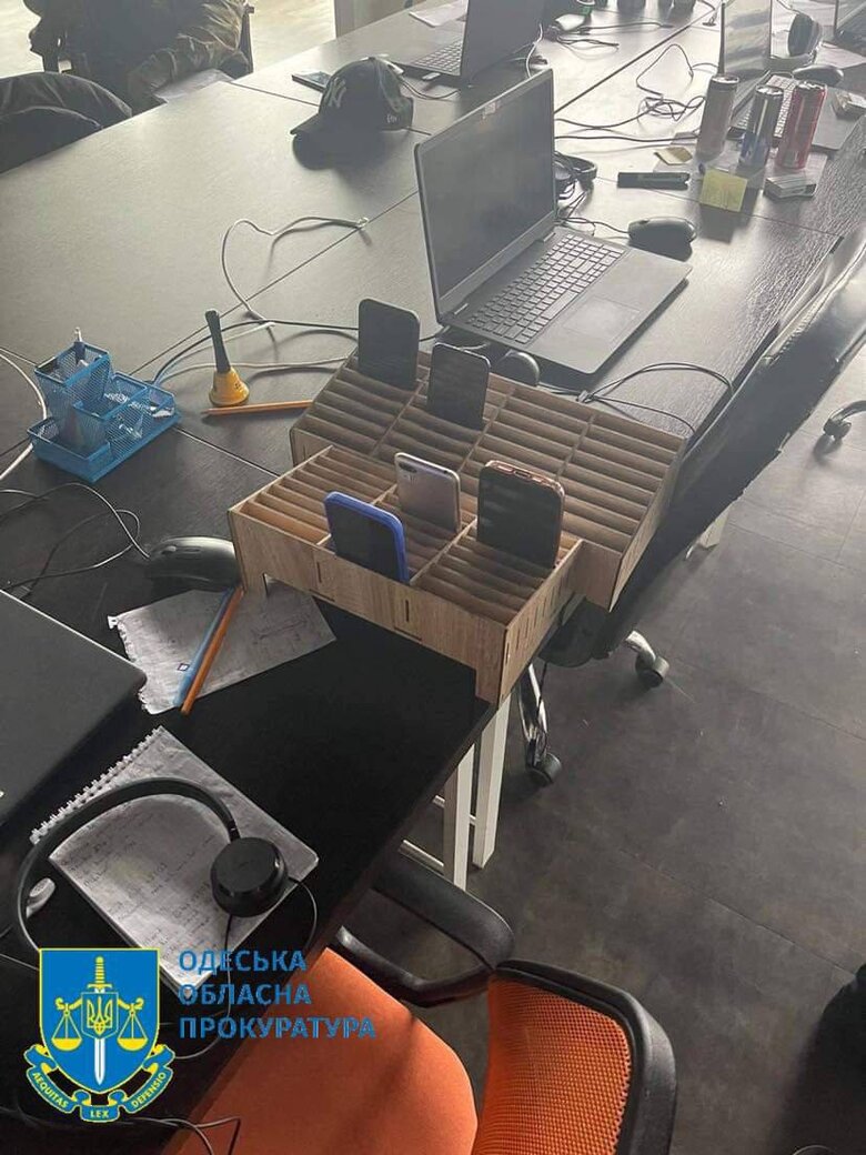 Діяли під виглядом працівників інвесткомпанії: в Одесі викрито шахрайський кол-центр з щомісячним заробітком до $200 тис 03