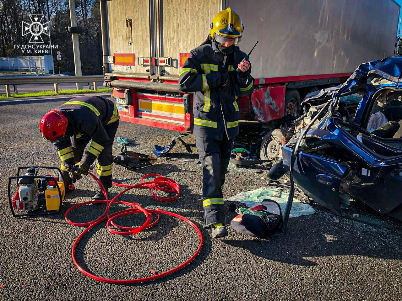 У Києві зіткнулись легковик та вантажівка: є загиблий, серед постраждалих – діти. Фото і відео