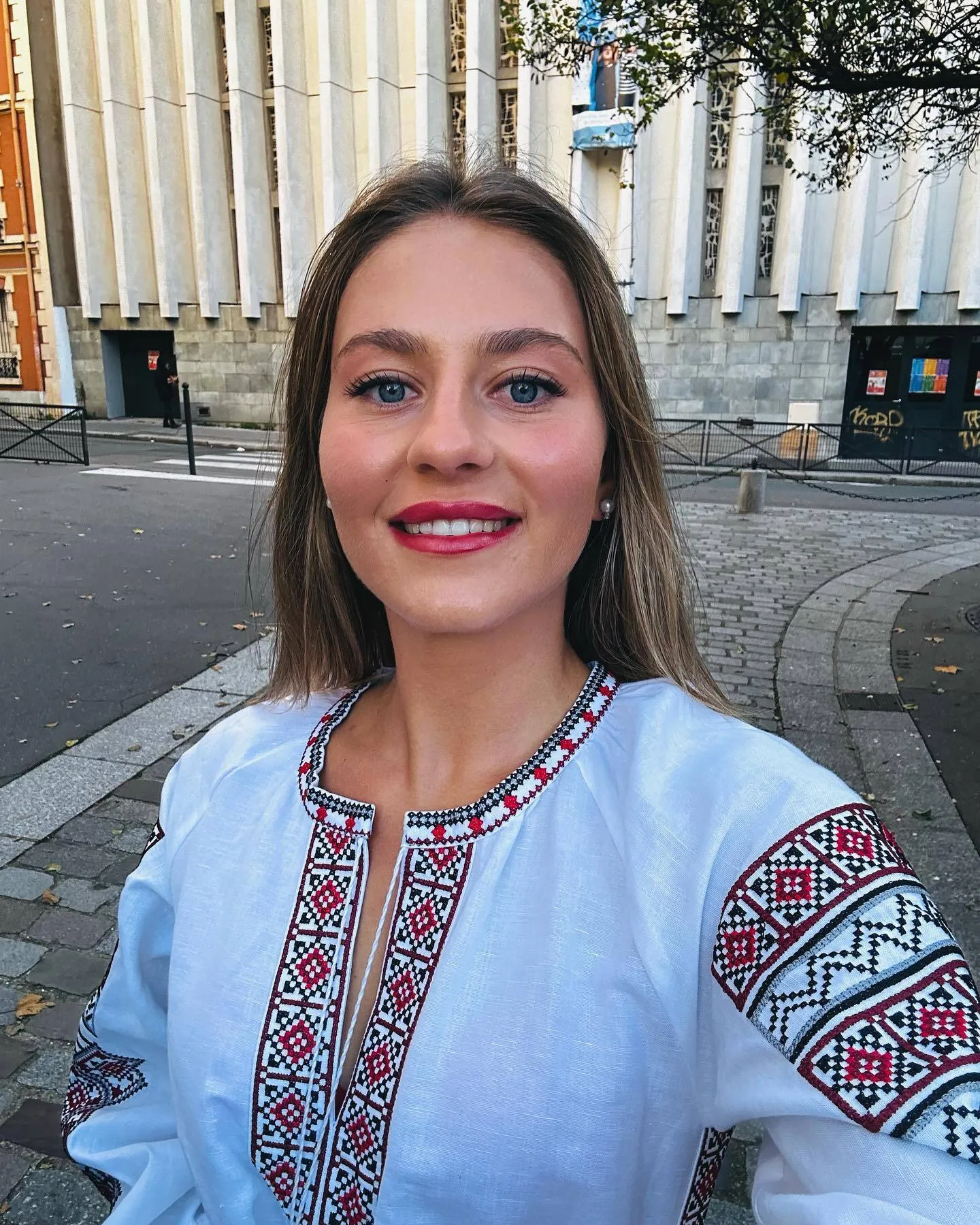 Известная украинская теннисистка одела в Париже платье-вышиванку и поразила сеть своим видом. Фото