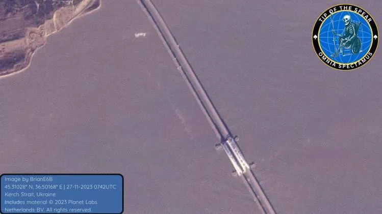 Потужний шторм зруйнував захисні споруди окупантів біля Кримського мосту. Фото