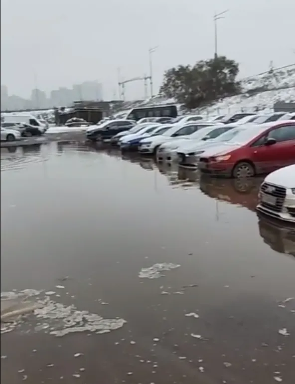 У Києві через прорив труби затопило стоянку авто. Фото і відео dqxikeidqxitkant