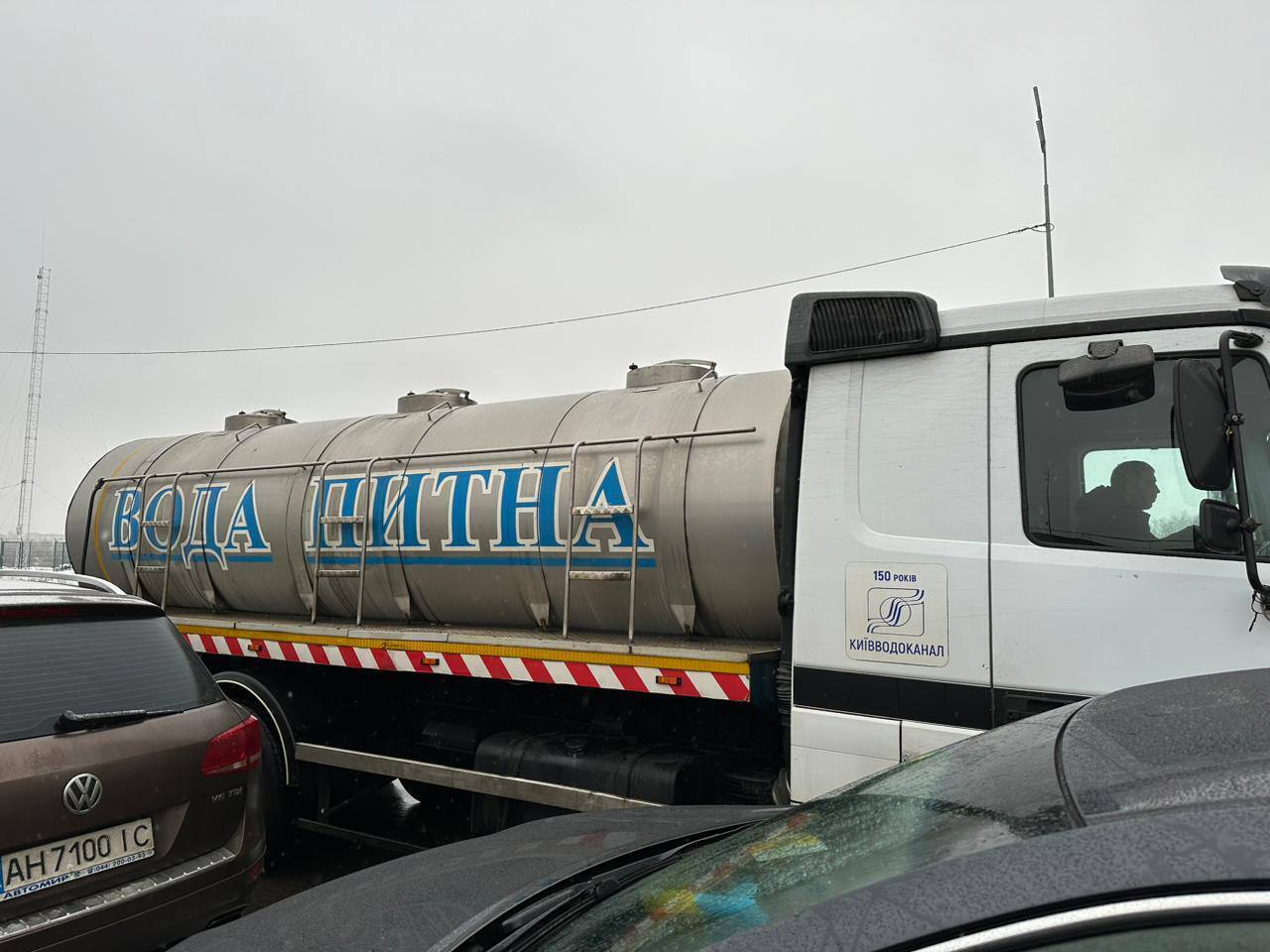 У Києві через прорив труби затопило стоянку авто. Фото і відео