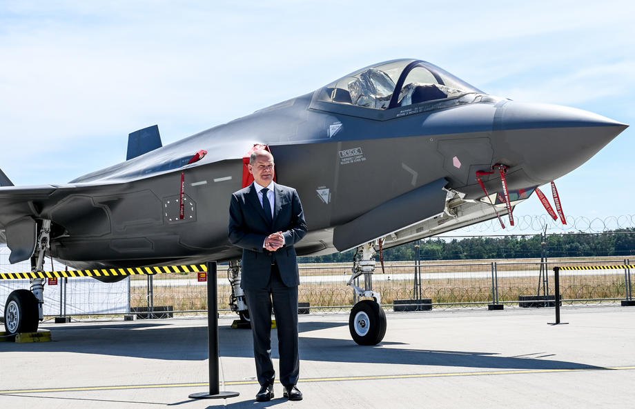 Канцлер Німеччини Олаф Шольц біля реактивного літака <i>F-35 Lightning</i>