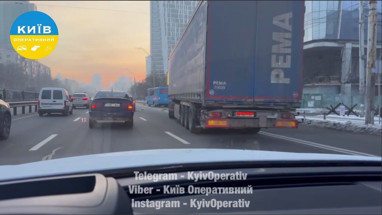 У Києві на Берестейському проспекті сталось кілька ДТП: виник затор, рух тролейбусів заблоковано. Відео dqxikeidqxitkant