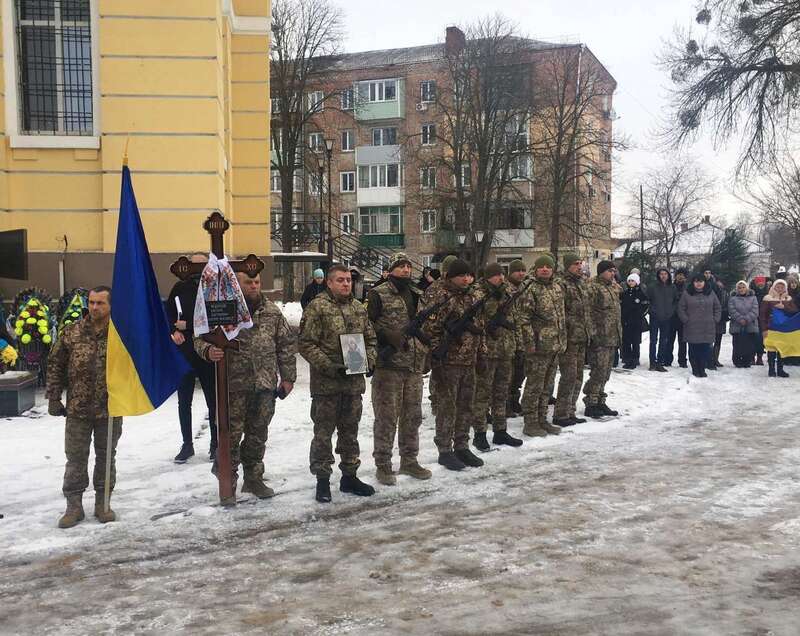 Йому назавжди буде 29: у Прилуках на колінах попрощалися з воїном, який загинув за Україну. Фото